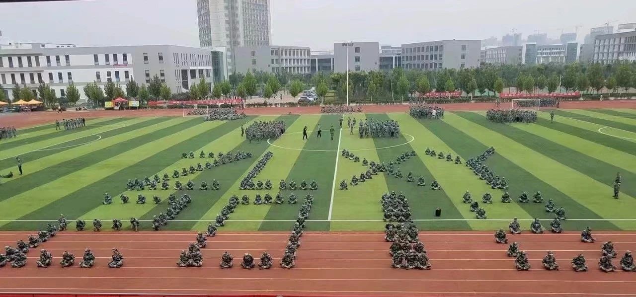 郑州旅游职业学院2018级新生军训成果汇报暨成人宣誓仪式