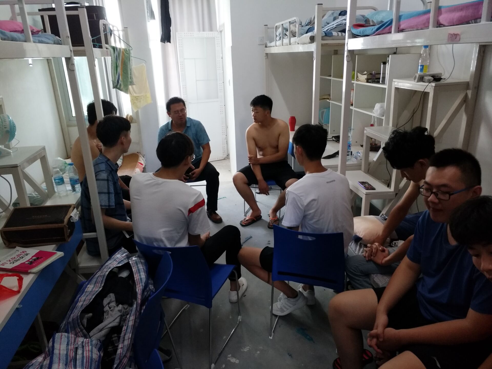 我系领导参观慰问搬迁学生宿舍-郑州旅游职业学院