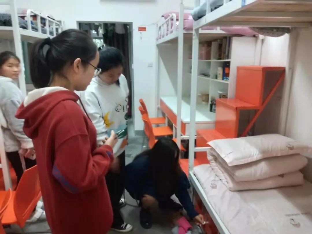 郑州旅游职业学院旅游管理学院辅导员深入学生公寓检查指导实习班级