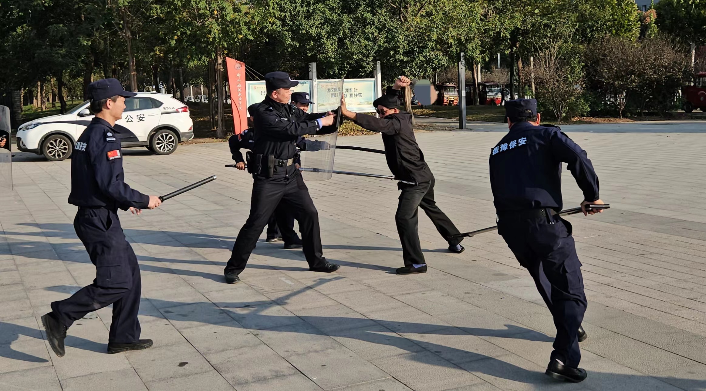 我校开展反恐防暴实战演练-郑州旅游职业学院