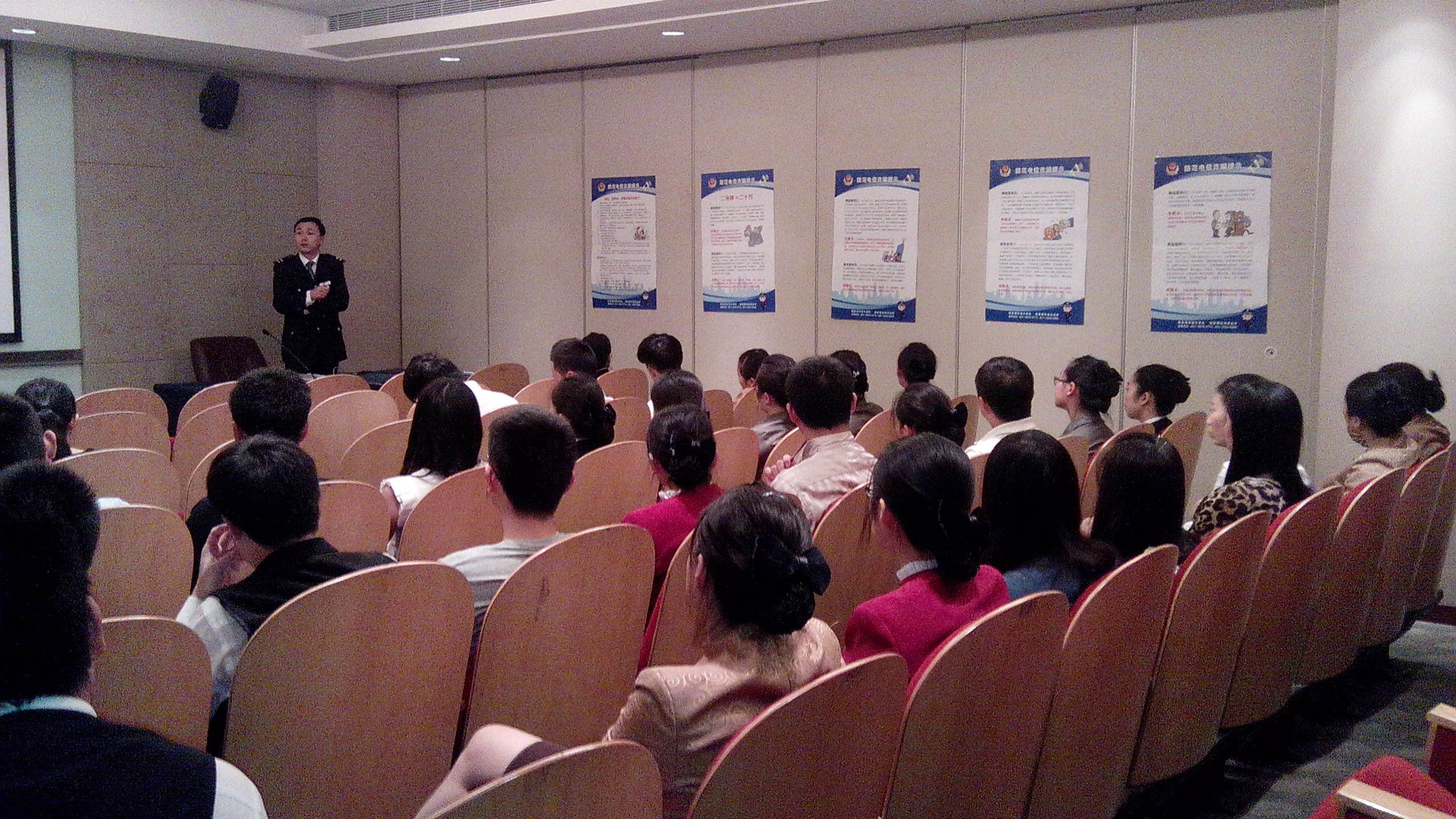 我院实习生在上海国际会议中心东方滨江大酒店接受培训剪影