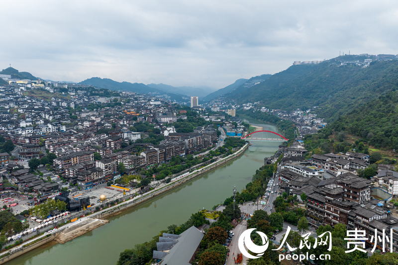 赤水河畔茅台镇。人民网记者 涂敏摄