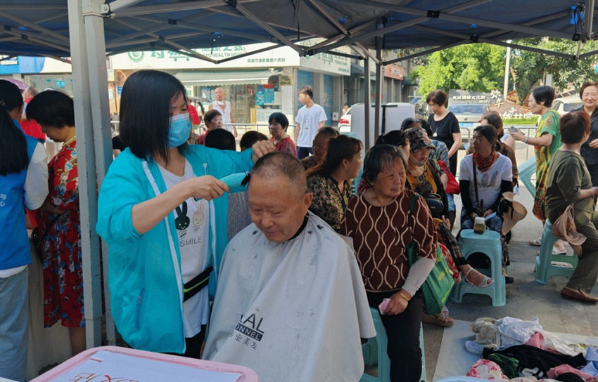 便民理发。青白江区委宣传部供图