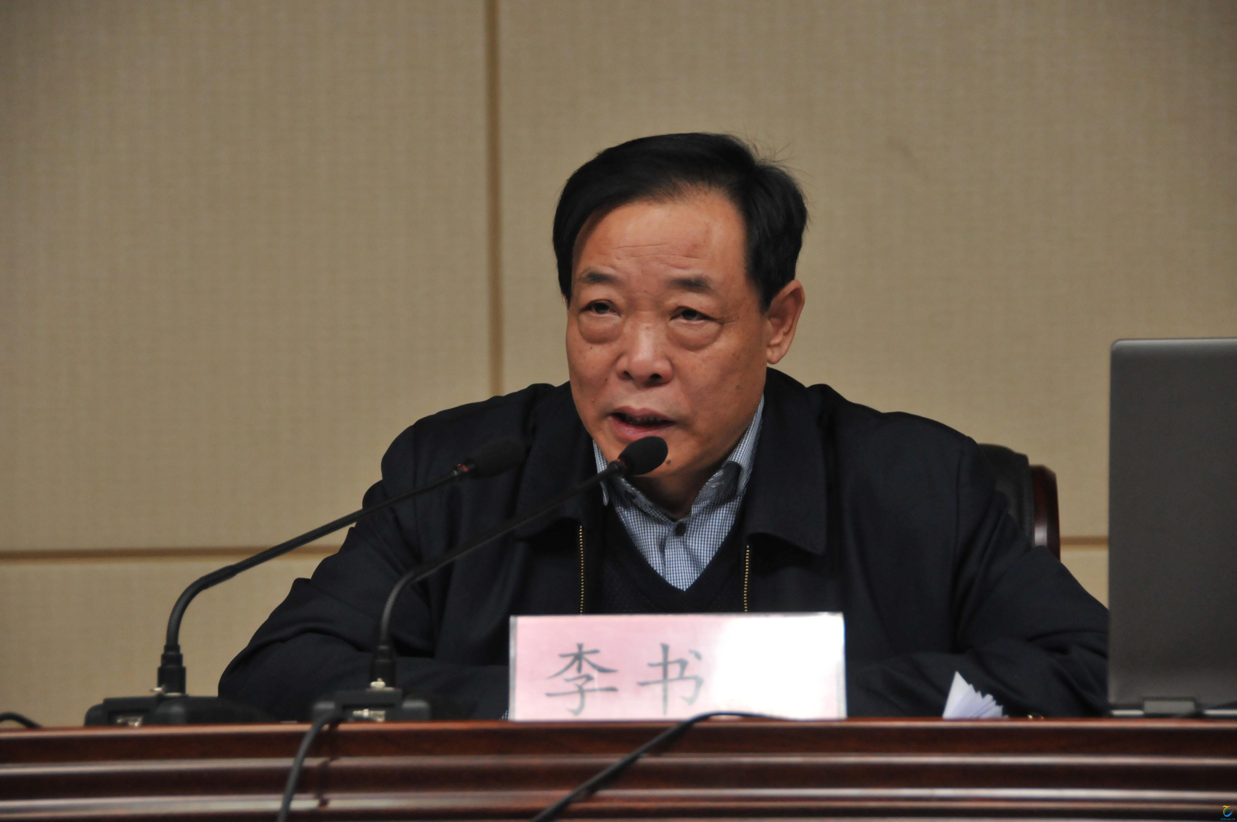 党委书记李书峰为全院基层党组织书记和入党积极分子上党课