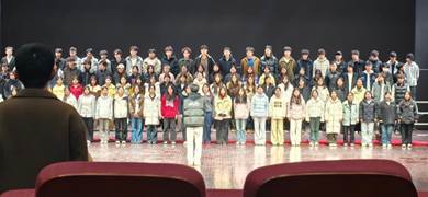 文本框: 涂屹潇老师指导排练