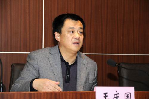 王庆国副书记为学生干部培训班讲课