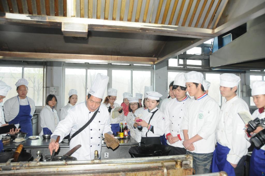 韩国学生在我校学习中餐烹饪